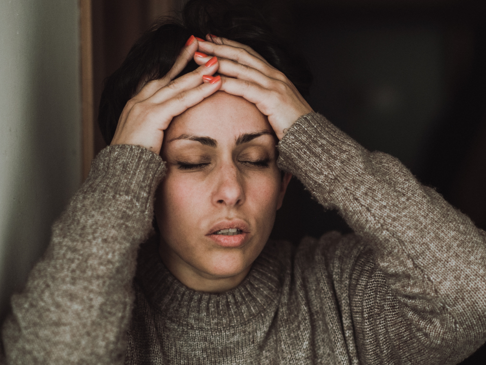 alt=u0022Mulher de 45 anos com expressão de confusão mental relacionada à menopausau0022