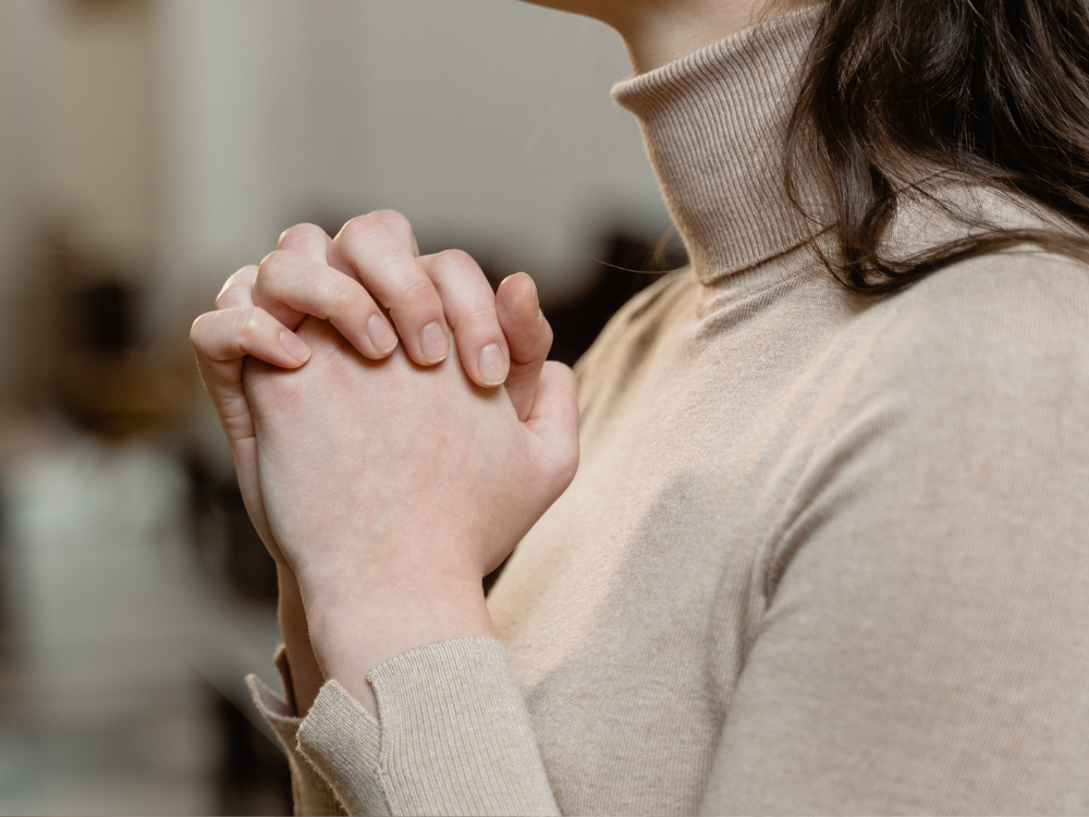 Alt: "Mulher 40+ em intimidade com Deus, encontrando propósito e identidade espiritual"