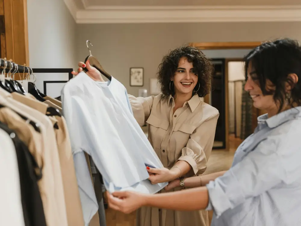 Você ainda guarda roupas esperando pelo corpo de antes? Descubra os erros que impedem sua verdadeira beleza de florescer depois dos 40.nn