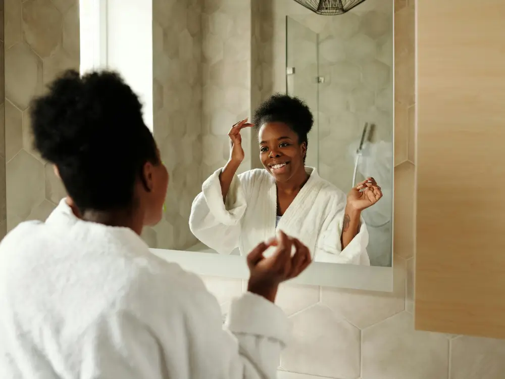 Alt text: “Mulher de 40+ usando óleo facial natural em rotina de beleza consciente”