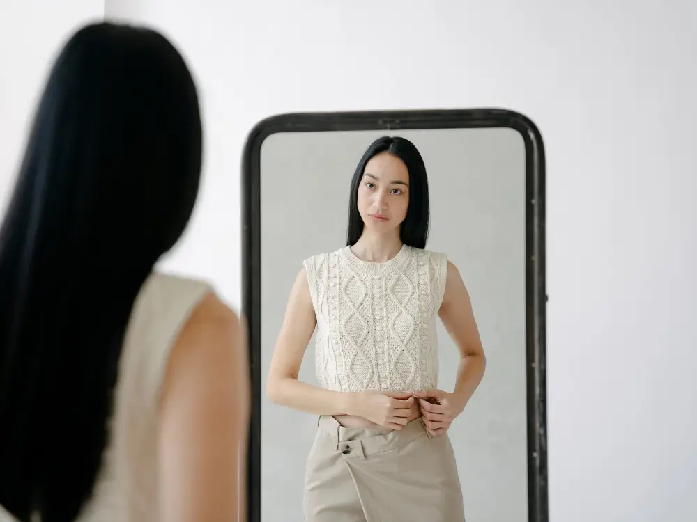 Você ainda guarda roupas esperando pelo corpo de antes? Descubra os erros que impedem sua verdadeira beleza de florescer depois dos 40.nn