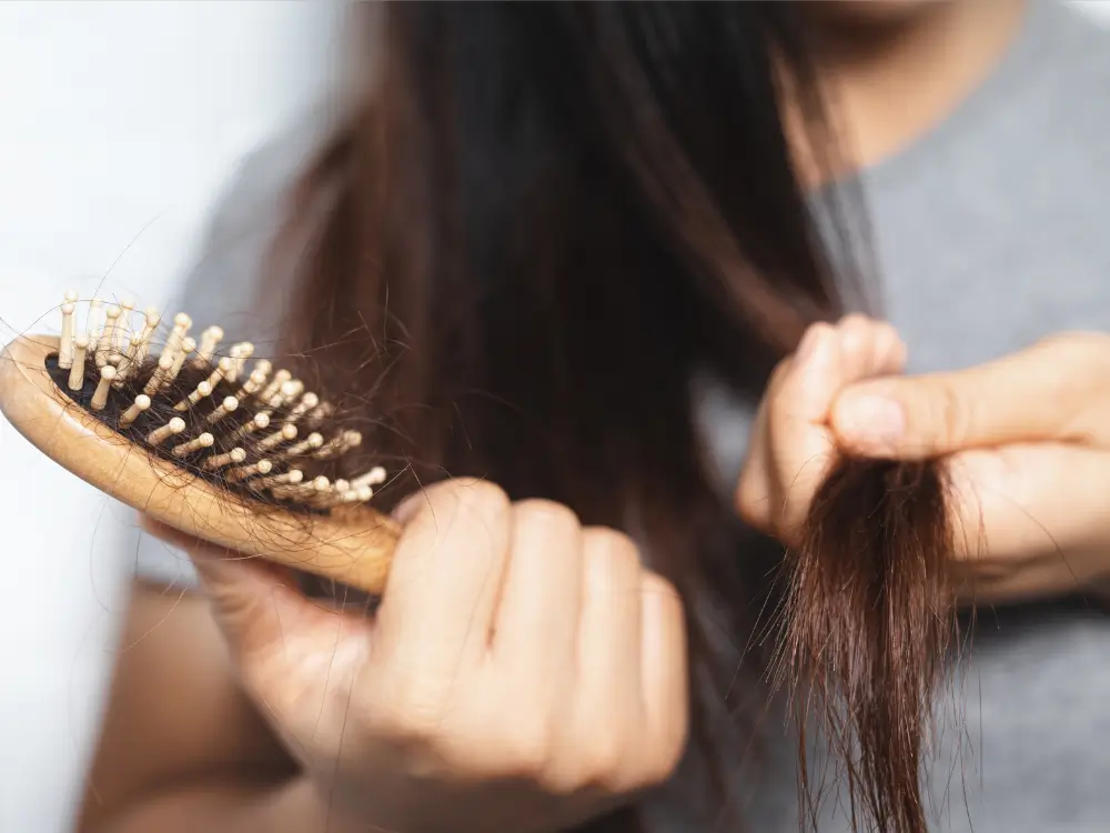 Queda de cabelo aos 40+: 6 motivos que ninguém te conta!