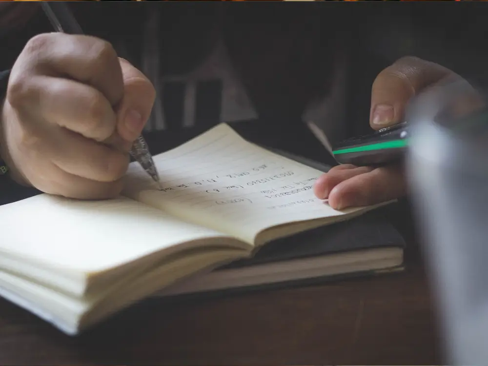 Descubra como voltar a estudar depois dos 40 pode transformar sua vida pessoal e profissional. Medos, caminhos possíveis, histórias reais e dicas práticas para mulheres maduras que desejam recomeçar com coragem.
