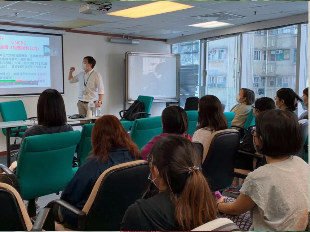 Descubra como voltar a estudar depois dos 40 pode transformar sua vida pessoal e profissional. Medos, caminhos possíveis, histórias reais e dicas práticas para mulheres maduras que desejam recomeçar com coragem.