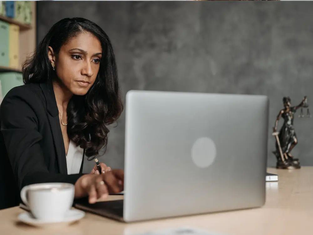 Mulher 40+ no Comando Com a IA: Tecnologia a Seu Favor
